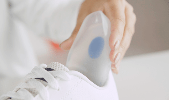 Calcanheira silicone ortoline palterm sendo aplicada em tenis branco