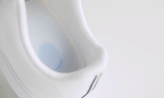Calcanheira de silicone ortoline palterm dentro de tenis branco